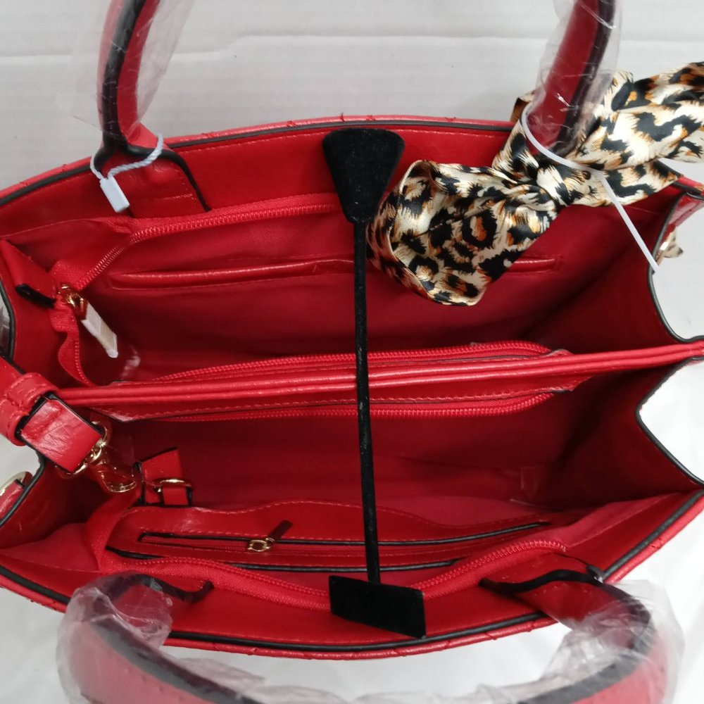 Red Quilted Handbag - Picture 4 of 7